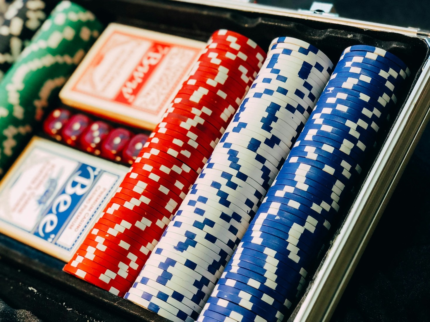 Strategi Dasar Bermain Poker Bagi Pemula